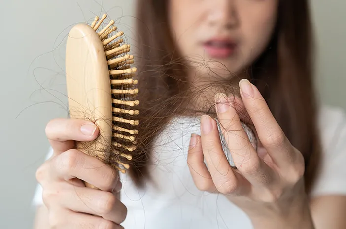 Perbedaan Rambut Rontok Normal dan Tidak Normal: Kapan Harus Waspada?