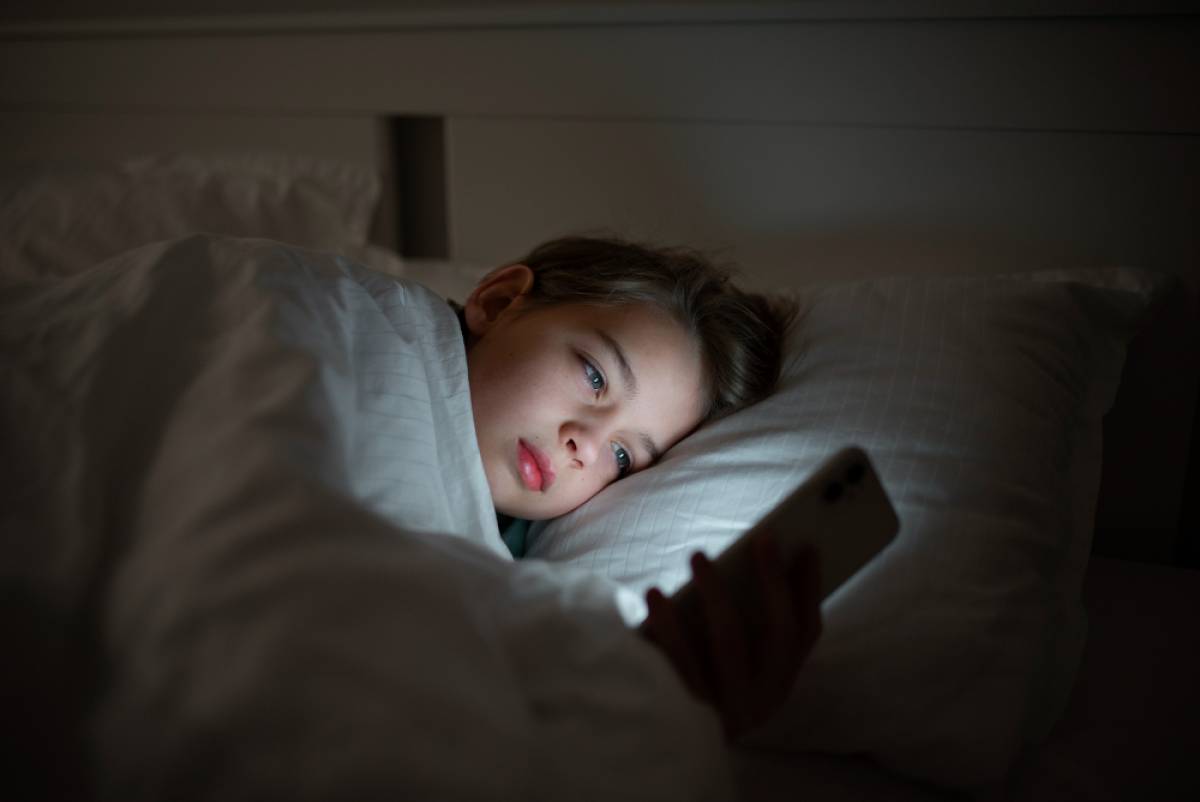 Sering Menaruh Handphone di Samping Bantal? Ini Risiko yang Jarang Disadari Saat Kamu Tidur