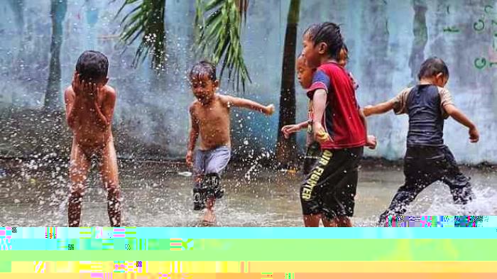 “Jangan Main Hujan, Nanti Sakit!” Mitos Lama atau Ada Penjelasan Ilmiahnya?