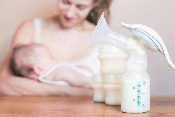 ASI atau Susu Formula? Mengapa Air Susu Ibu Tetap Jadi Pilihan Terbaik untuk Buah Hati