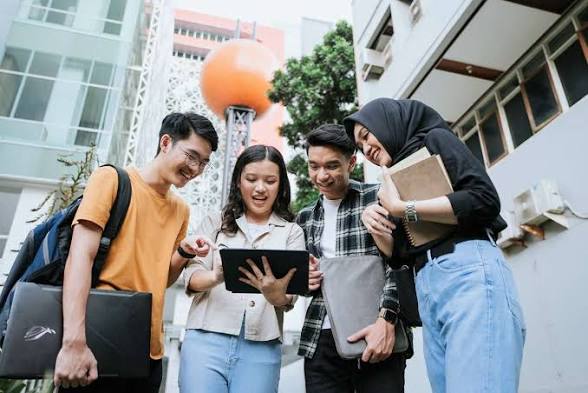 Pulang Cepat atau Sibuk di Kampus? Dilema Mahasiswa ‘Kupu-Kupu’ dan ‘Kura-Kura'
