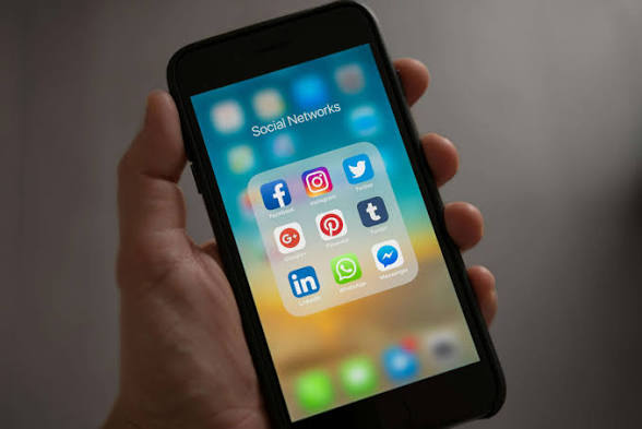 Scroll Sehat, Pikiran Tenang: Cara Bijak Menggunakan Media Sosial Tanpa Terjebak Stres