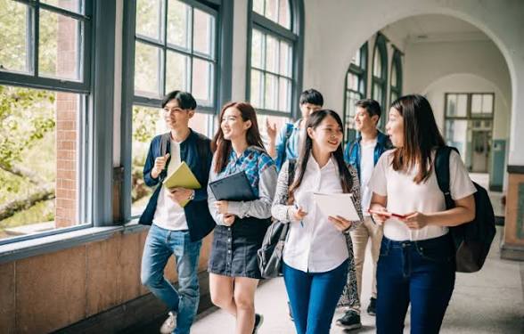 Mahasiswa dan FOMO: Ketika Hidup Diukur dari Story