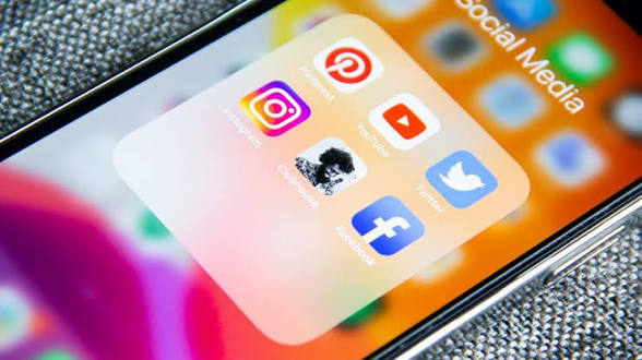 Scroll Tanpa Henti di Tengah Tugas Kuliah: Ketika Dopamin Digital Mengganggu Fokus Belajar
