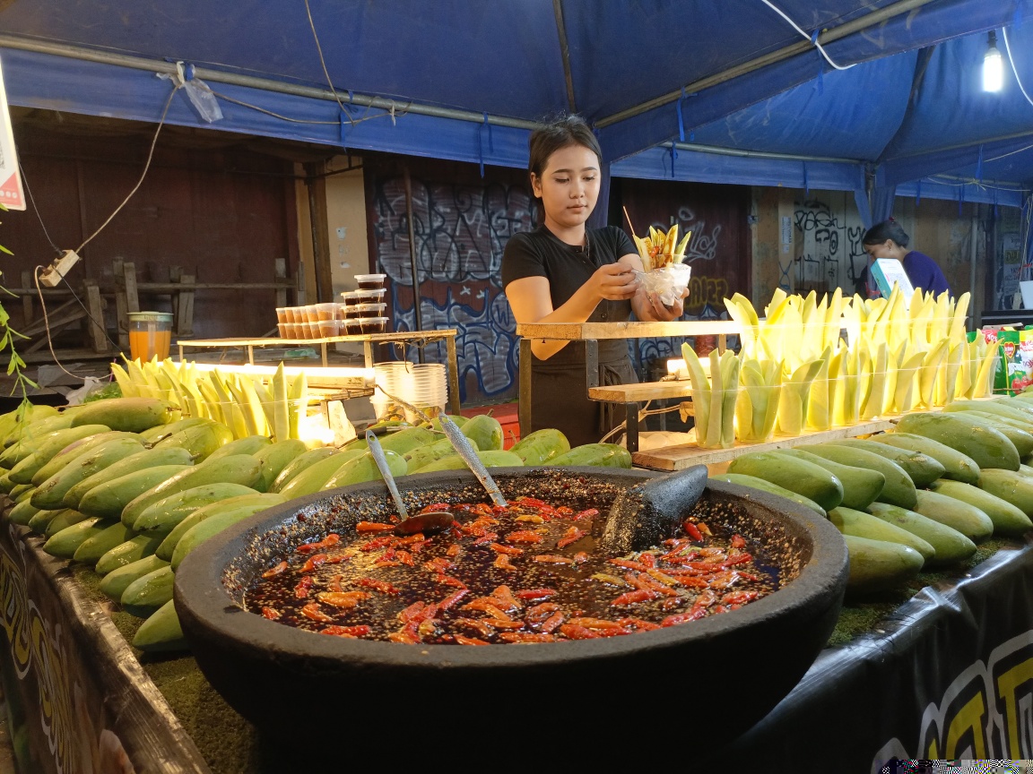 Kesegaran Rujak Mangga Cocol 'Mangga Thai' Curi Perhatian Pengunjung Festival Kue Bulan di Cirebon