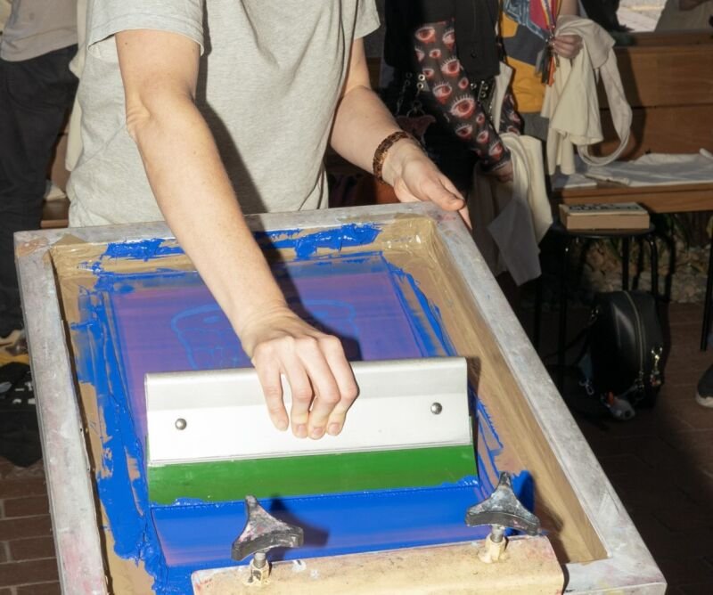 Proses dan Keunikan Seni Grafis Cetak Saring (Screen Printing)