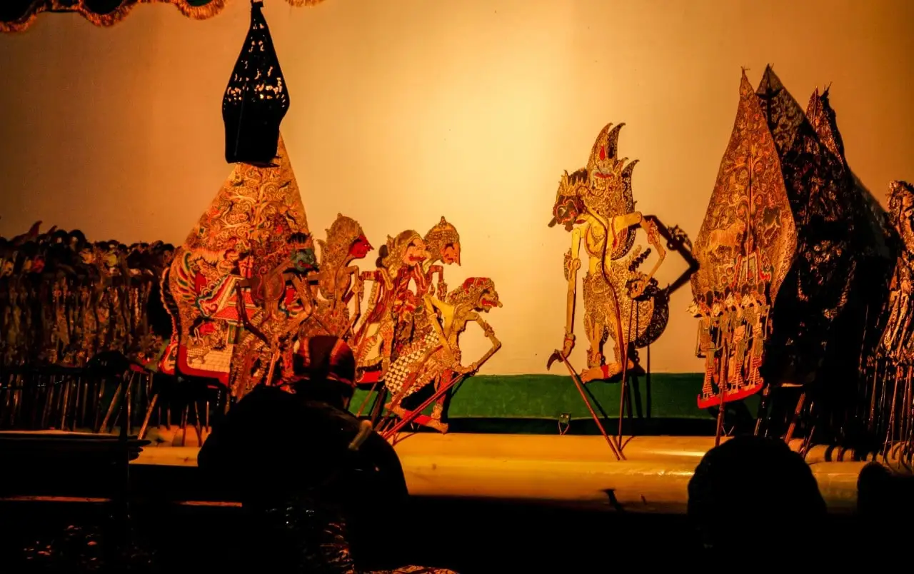 Di Balik Layar Kelir: Fakta-Fakta Menarik Pertunjukan Wayang Kulit yang Jarang Disadari