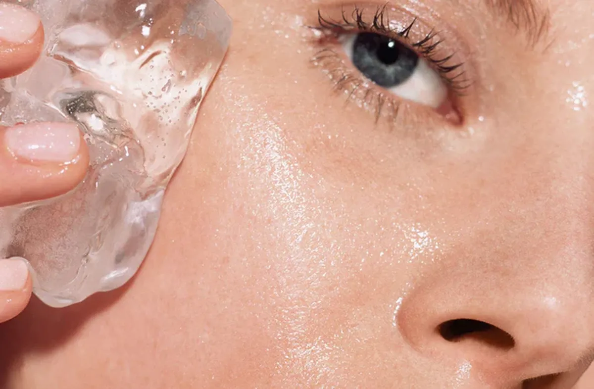 Benarkah Es Batu Bisa Mengencangkan Wajah? Ini Fakta Ilmiah di Balik Tren “Ice Facial”