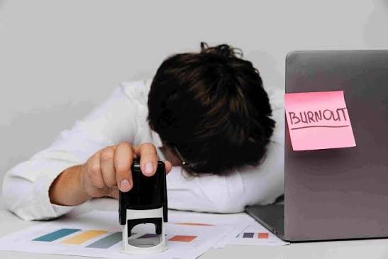 Bukan Sekadar Malas: Ketika Lelah Mental Diam-Diam Berubah Menjadi Burnout