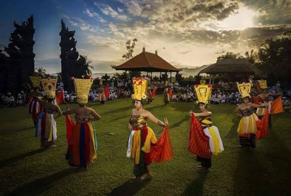 Di Antara Akar dan Arus Zaman: Ketika Tradisi Bertemu Modernisasi