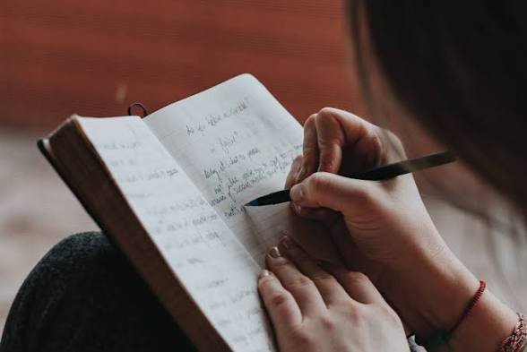 Lebih dari Sekadar Deadline: Mengapa Karya Tulis Ilmiah Jadi Bekal Penting Mahasiswa