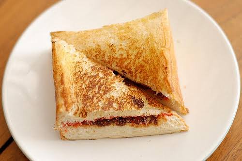 Hangat, Lumer, Laris: Roti Bakar Kekinian yang Selalu Punya Pasar