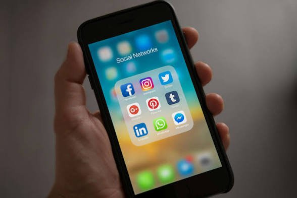 Scroll Sehat, Pikiran Tenang: Cara Bijak Menggunakan Media Sosial Tanpa Terjebak Stres