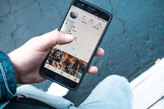 Keluar dari Jerat Scroll Tanpa Harus Menghapus Aplikasi: Seni “Membosankan Diri Sendiri” di Era Digital