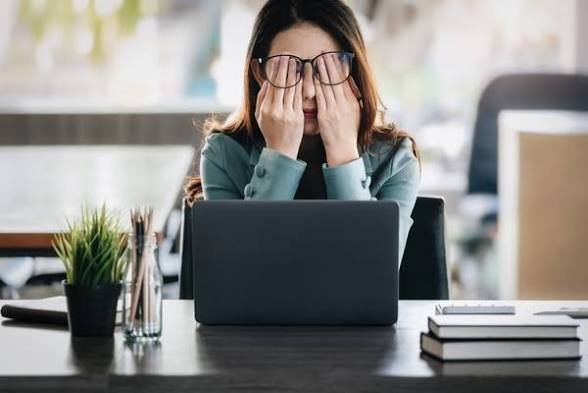 Terlihat Sibuk, Tapi Tidak Bertumbuh: Ilusi Produktivitas di Era Digital