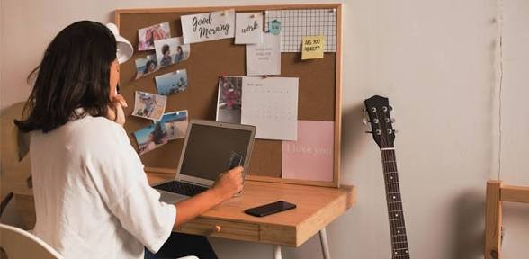 Produktif atau Terlihat Sibuk? Standar Baru yang Dibentuk Media Sosial