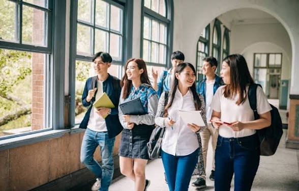 Mahasiswa dan FOMO: Ketika Hidup Diukur dari Story