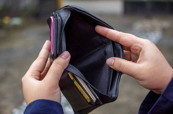 Demi Feed yang Estetik, Dompet Jadi Tragis: Harga Tersembunyi di Balik Gaya Hidup Digital
