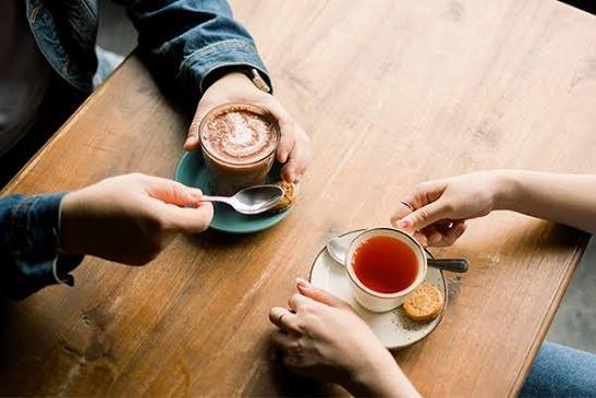 Kopi, Outfit, dan Eksistensi: Harga yang Dibayar untuk “Terlihat Hidup”