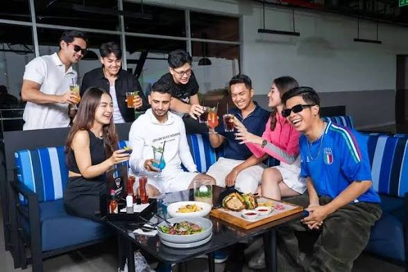 Nongkrong Biar Nggak Ketinggalan: Gaya Hidup atau Tekanan Sosial?