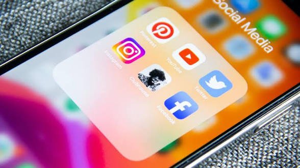 Scroll Tanpa Henti di Tengah Tugas Kuliah: Ketika Dopamin Digital Mengganggu Fokus Belajar