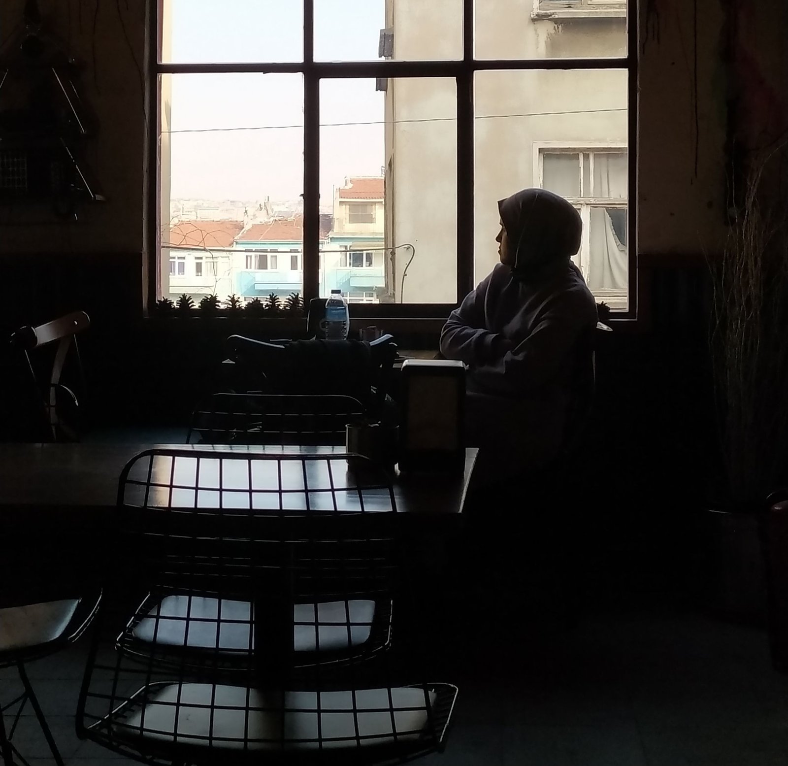 Mengapa Banyak Orang Tak Betah dengan Keheningan? Fenomena Background Noise dan Rasa Ditemani dari Jauh