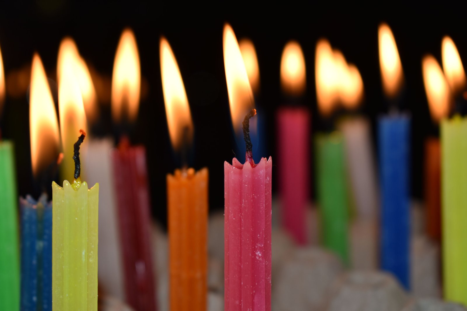 Rahasia di Balik Lilin Ulang Tahun: Mengapa Kita Selalu Meniupnya Sebelum Membuat Harapan?