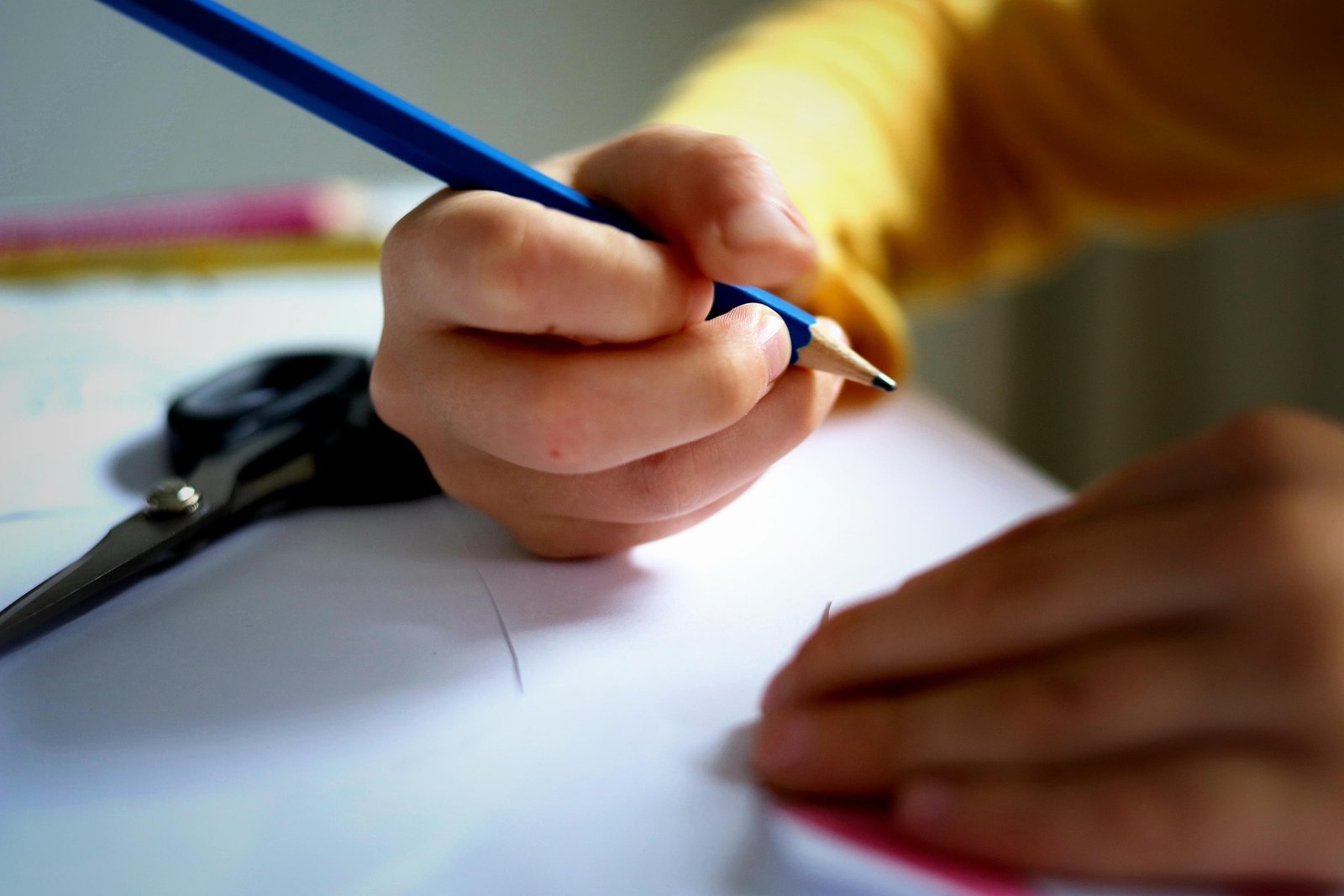 Saat Emosi Tertulis di Atas Kertas: Benarkah Tulisan Tangan Bisa Mengungkap Isi Hati Seseorang?