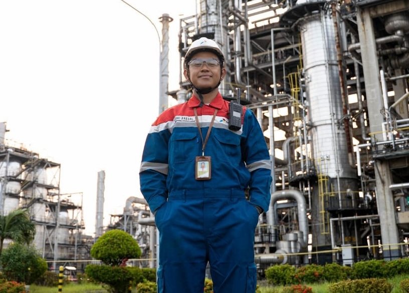 Kisah Inspiratif Riski Paesal: Putra Daerah Indramayu yang Mengabdi di Kilang Balongan demi Ketahanan Energi