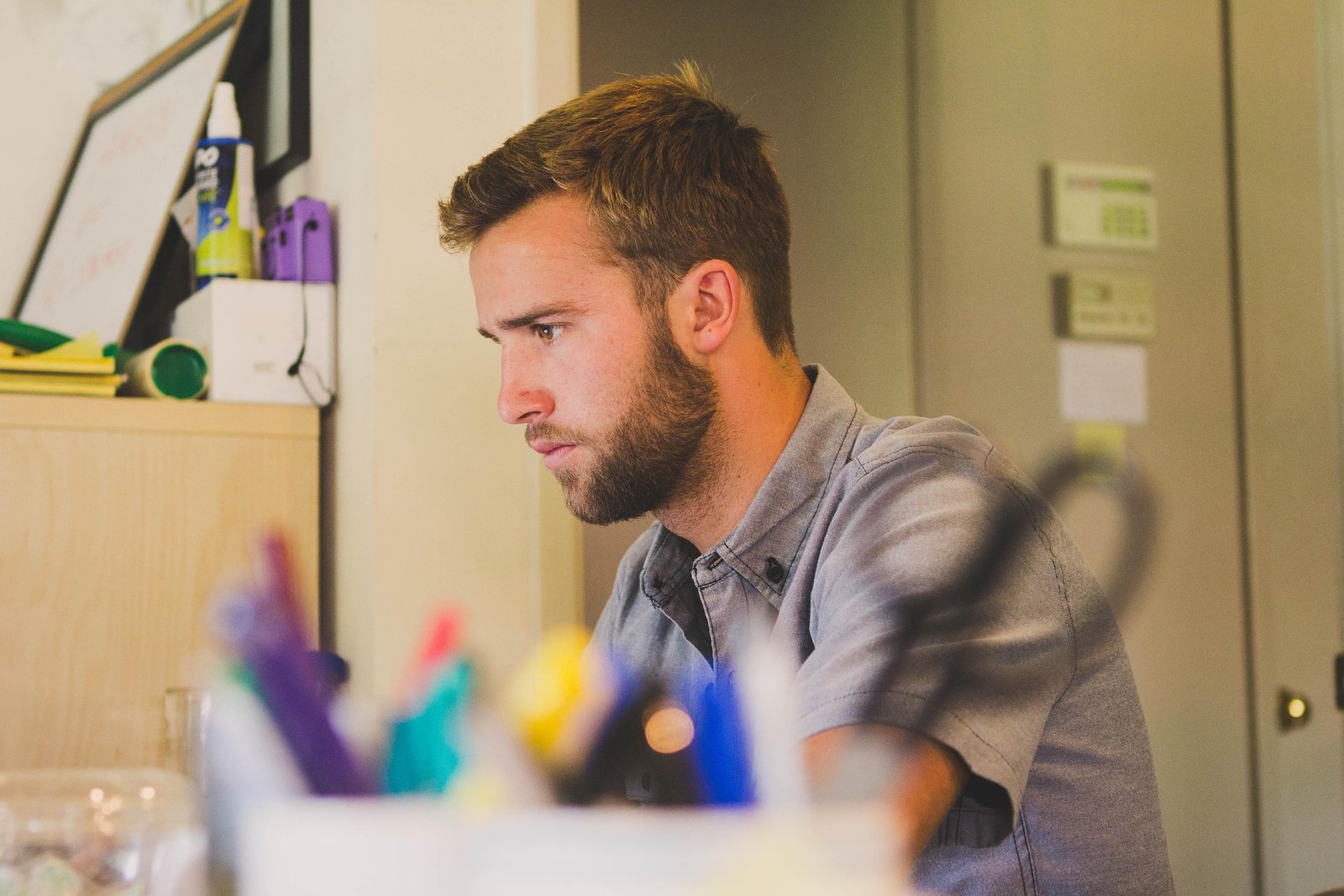 Semester Enam dan Overthinking: Mengapa Banyak Mahasiswa Mulai Meragukan Langkahnya Sendiri?