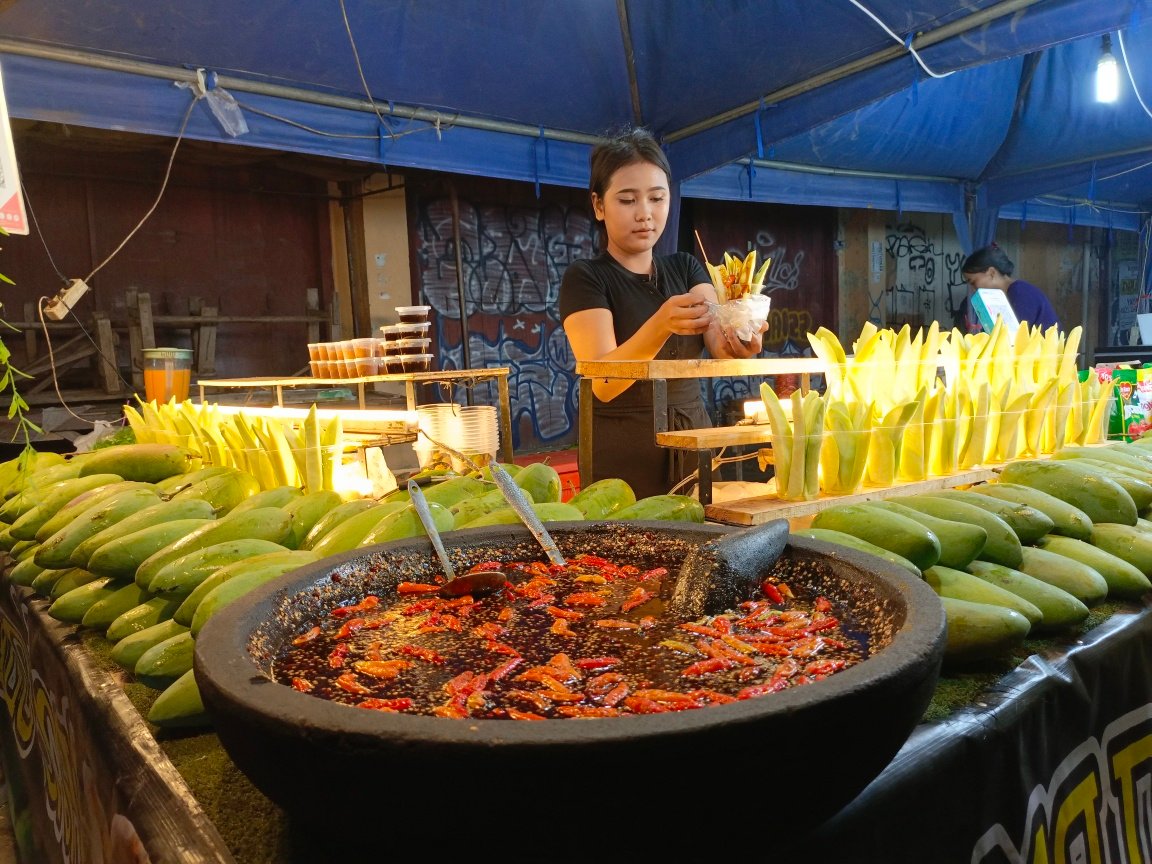 Kesegaran Rujak Mangga Cocol 'Mangga Thai' Curi Perhatian Pengunjung Festival Kue Bulan di Cirebon