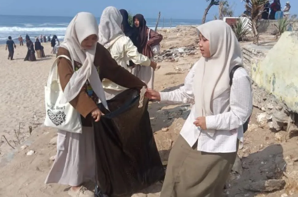 Sambut Hari Santri 2026, 300 Santri Turun Bersihkan Pantai: Merawat Alam Bagian dari Kesalehan