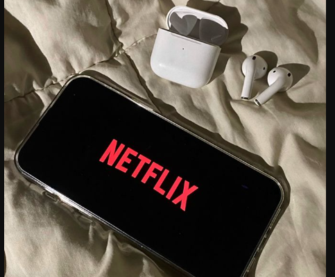 Suka Nonton Film Sedih dan Dengar Lagu Mellow? Ternyata Ini 3 Alasan Psikologisnya