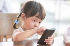 Jangan Asal Beri Anak HP! Ini 7 Cara Orang Tua Mendampingi Anak agar Aman Menggunakan Internet