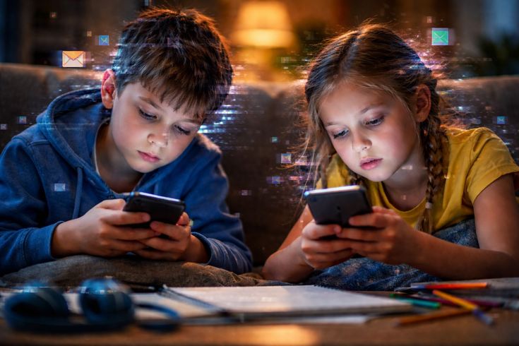 Anak Terlalu Lama Menatap Layar? Waspadai 6 Dampak Screen Time Berlebihan bagi Tumbuh Kembangnya