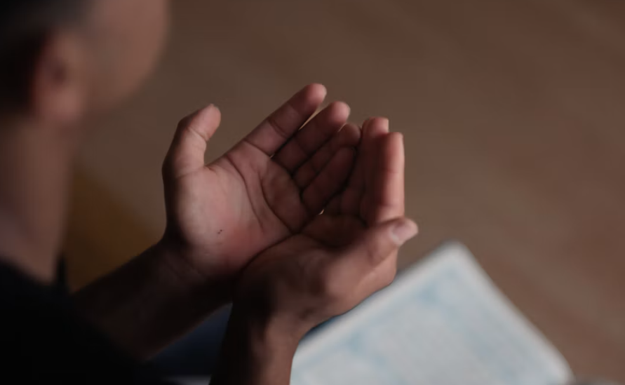 Kapan Waktu Mustajab Berdoa pada Hari Jumat? Ini Penjelasan Ulama dan Cara Menyikapinya