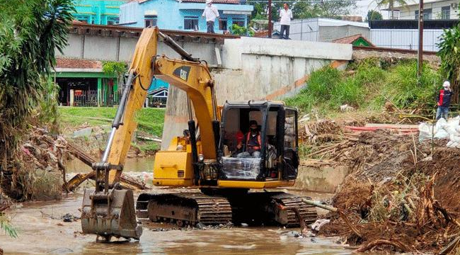 Puluhan Tahun Tak Dinormalisasi, Saluran Irigasi 1,2 Km di Panguragan Cirebon Akhirnya Ditangani untuk Kurangi Banjir