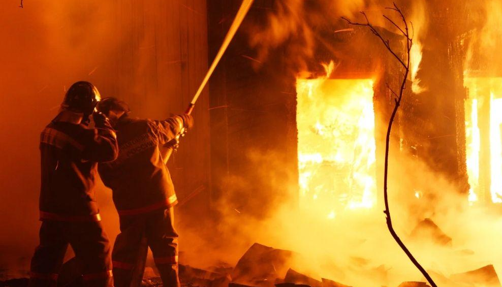 Gudang Kayu di Weru Cirebon Terbakar Dini Hari, Kerugian Ditaksir Rp2,26 Miliar, Enam Armada Damkar Dikerahkan