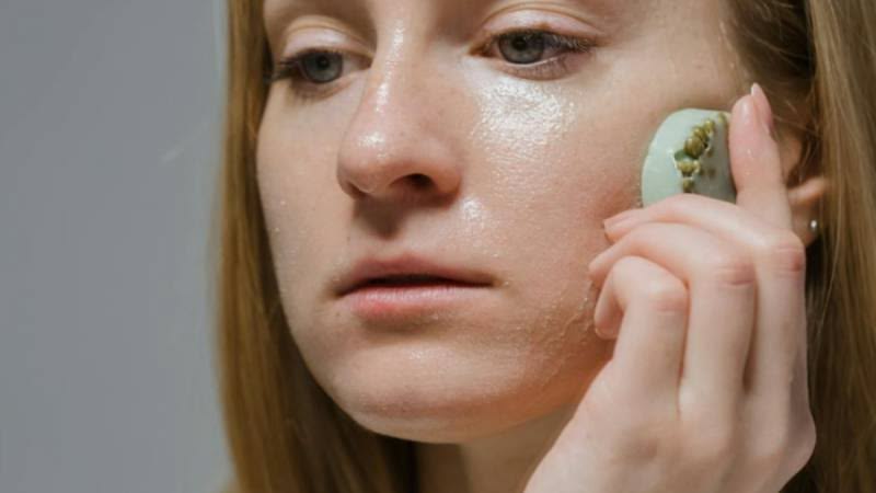 Stop Cuci Muka Berkali-kali! 5 Kesalahan Merawat Kulit Berminyak yang Justru Bikin Wajah Bermasalah
