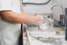 7 Ciri Kepribadian Orang yang Selalu Cuci Piring Setelah Makan