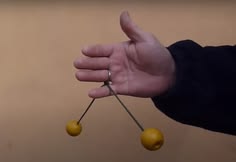 Ternyata Lato-Lato Bukan Sekadar Mainan! Ada Hukum Newton di Balik Dua Bola yang Saling Bertabrakan