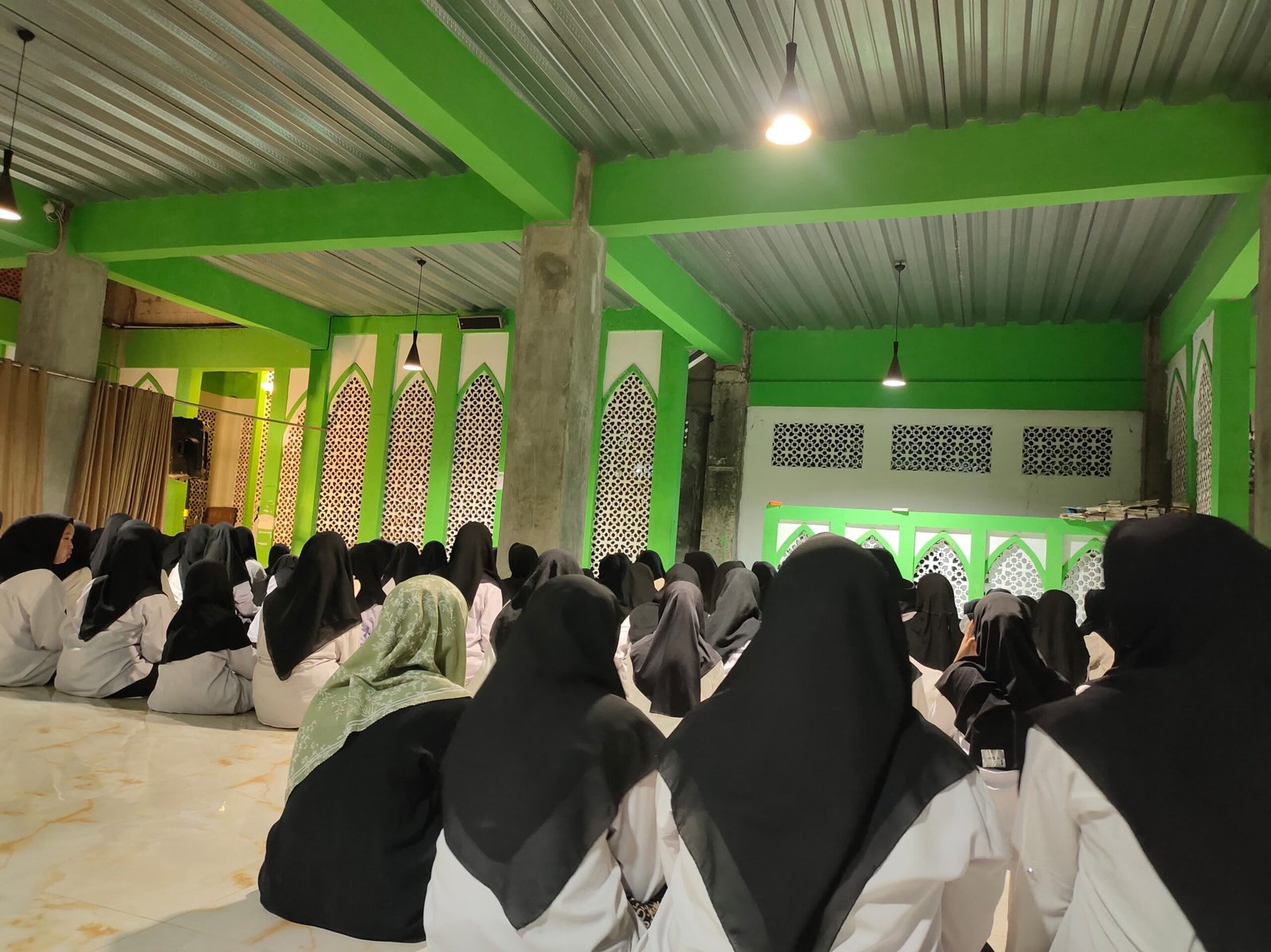 Santri Kebon Cinta sedang membacakan Nadzoman di pagi hari